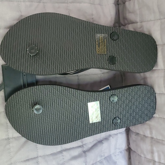 NWT Beach Ready Blue & Black bebe Rhinestone Floral Flip Flops - Picture 3 of 9